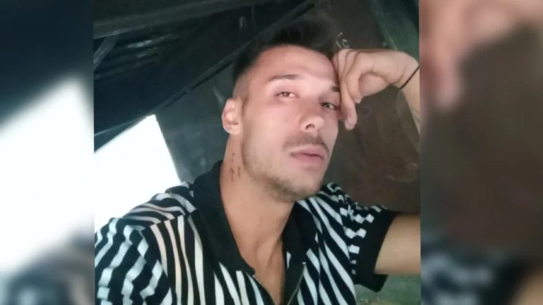 İzmir'de sokakta bı&ccedil;aklanan m&uuml;zisyen Emre Duman hayatını kaybetti: 5 kişi g&ouml;zaltında