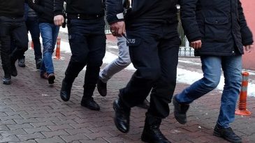 İzmir'de yolcu minib&uuml;s&uuml;nde uyuşturucuyla yakalanan 2 zanlı tutuklandı!