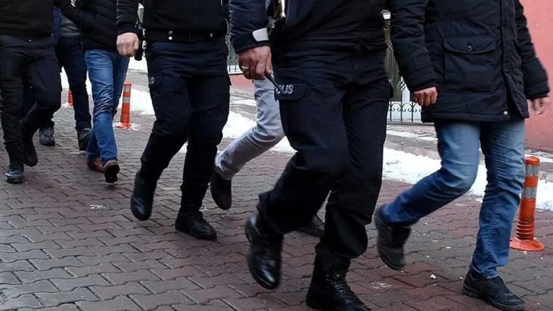 İzmir'de yolcu minibüsünde uyuşturucuyla yakalanan 2 zanlı tutuklandı!