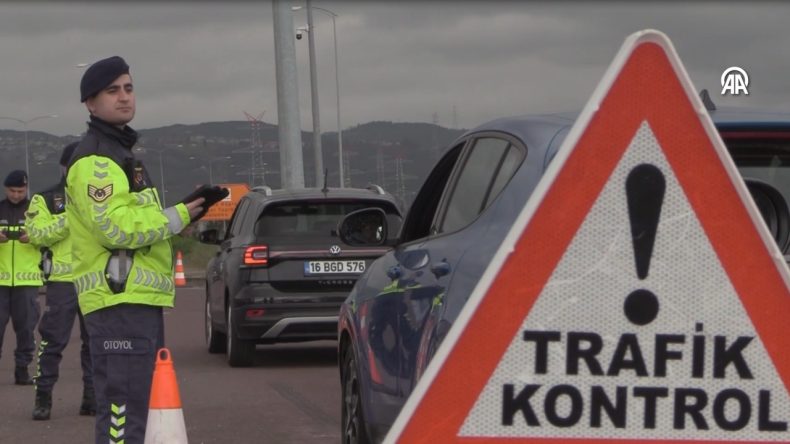 İzmir'e bayram trafiği başladı: Yollar yarın daha kalabalık olacak
