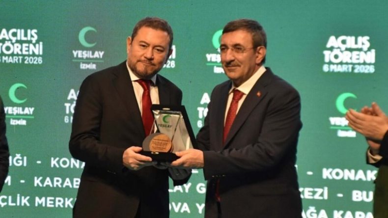 İzmirli iş insanı Nazım Torbaoğlu, Cumhurbaşkanı Erdoğan'ın ardından Cevdet Yılmaz'dan da plaket aldı
