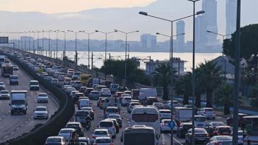 İzmirli s&uuml;r&uuml;c&uuml;lere uyarı: Bu cadde 5 g&uuml;n boyunca ara&ccedil; trafiğine kapalı olacak