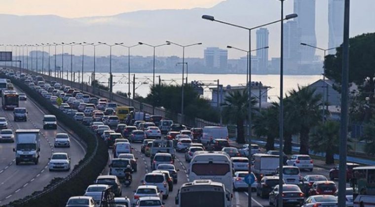 İzmirli s&uuml;r&uuml;c&uuml;lere uyarı: Bu cadde 5 g&uuml;n boyunca ara&ccedil; trafiğine kapalı olacak