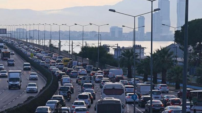 İzmirli s&uuml;r&uuml;c&uuml;lere uyarı: Bu cadde 5 g&uuml;n boyunca ara&ccedil; trafiğine kapalı olacak