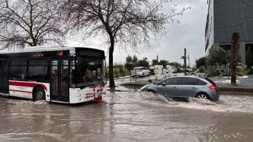 İzmirliler dikkat: Yarın g&ouml;k g&uuml;r&uuml;lt&uuml;l&uuml; sağanak yağış bekleniyor… Sel, su baskını olabilir!