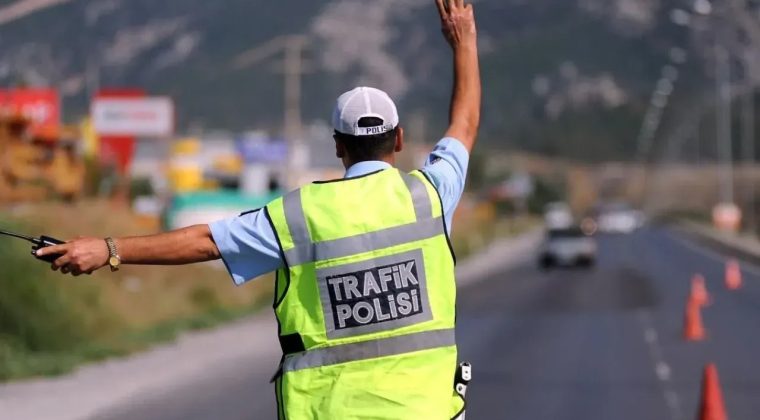 İzmir&rsquo;in bu g&uuml;zergahında trafik kontroll&uuml; s&uuml;rd&uuml;r&uuml;l&uuml;yor: &Ccedil;alışmalar 17.30&rsquo;da sona erecek