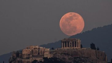 İzmir&rsquo;de 1 Nisan&rsquo;da t&uuml;m g&ouml;zler g&ouml;ky&uuml;z&uuml;ne &ccedil;evrilecek: Pembe dolunay sosyal medyada g&uuml;ndem oldu
