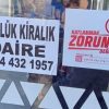 İzmir&rsquo;de duraklarda g&uuml;nl&uuml;k kiralık daire ilanları: Emlak&ccedil;ılar dolandırıcılığa karşı uyardı!