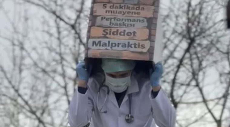 İzmir&rsquo;de Emek&ccedil;i Hekimler Anıtı A&ccedil;ıldı