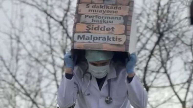 İzmir’de Emekçi Hekimler Anıtı Açıldı