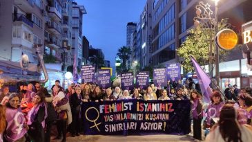 İzmir&rsquo;de Feminist Gece Y&uuml;r&uuml;y&uuml;ş&uuml;: Umutsuzluğa kapılırsan bu kalabalığı hatırla