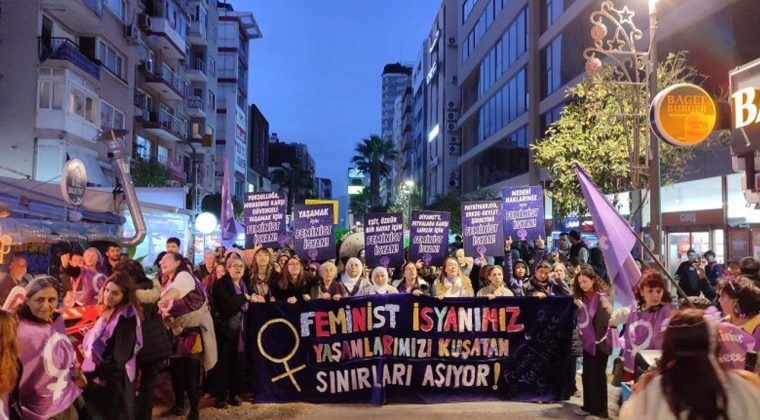 İzmir&rsquo;de Feminist Gece Y&uuml;r&uuml;y&uuml;ş&uuml;: Umutsuzluğa kapılırsan bu kalabalığı hatırla