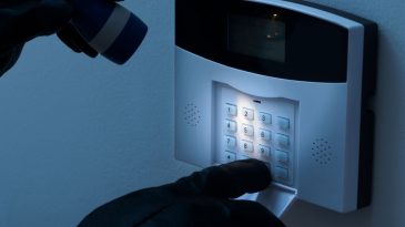 İzmir&rsquo;de Film Gibi Hırsızlık Girişimi: 4 Katlı Binaya Tırmandı, Fark Edilince Otomobile Atlayıp Ka&ccedil;tı