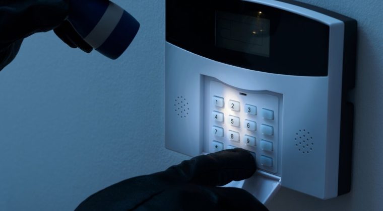 İzmir&rsquo;de Film Gibi Hırsızlık Girişimi: 4 Katlı Binaya Tırmandı, Fark Edilince Otomobile Atlayıp Ka&ccedil;tı