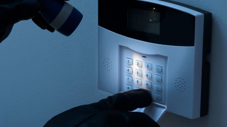 İzmir’de Film Gibi Hırsızlık Girişimi: 4 Katlı Binaya Tırmandı, Fark Edilince Otomobile Atlayıp Kaçtı