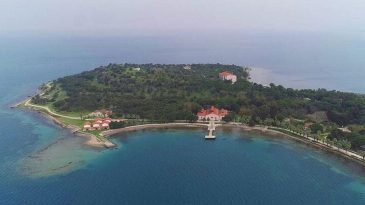 İzmir&rsquo;de gizem ve g&uuml;zellik bir arada: Yılanlı Ada&rsquo;nın ilgin&ccedil; hik&acirc;yesi