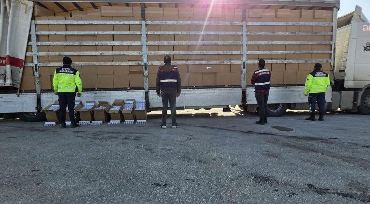 İzmir&rsquo;de ka&ccedil;ak&ccedil;ılık operasyonu: 35 milyon değerinde ka&ccedil;ak sigara ele ge&ccedil;irildi!
