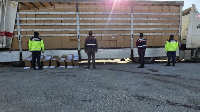 İzmir&rsquo;de ka&ccedil;ak&ccedil;ılık operasyonu: 35 milyon değerinde ka&ccedil;ak sigara ele ge&ccedil;irildi!