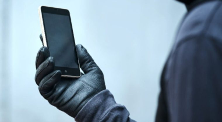 İzmir&rsquo;de pes dedirten hırsızlık: &lsquo;Gazileri seviyorum&rsquo; diyerek yaklaştı, cep telefonunu &ccedil;alıp kayıplara karıştı