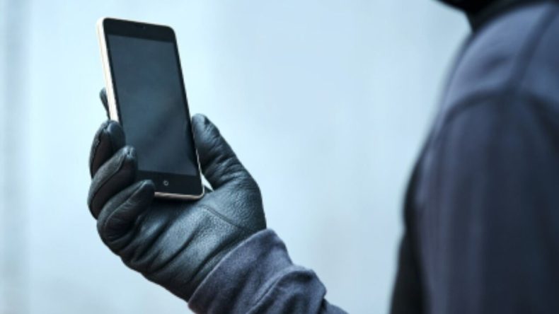 İzmir&rsquo;de pes dedirten hırsızlık: &lsquo;Gazileri seviyorum&rsquo; diyerek yaklaştı, cep telefonunu &ccedil;alıp kayıplara karıştı