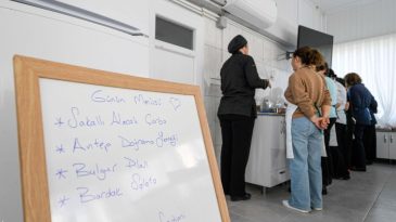 İzmir&rsquo;de sağlıklı sofralar g&uuml;&ccedil;l&uuml; kadınlar: Mahalle Mutfağı a&ccedil;ıldı