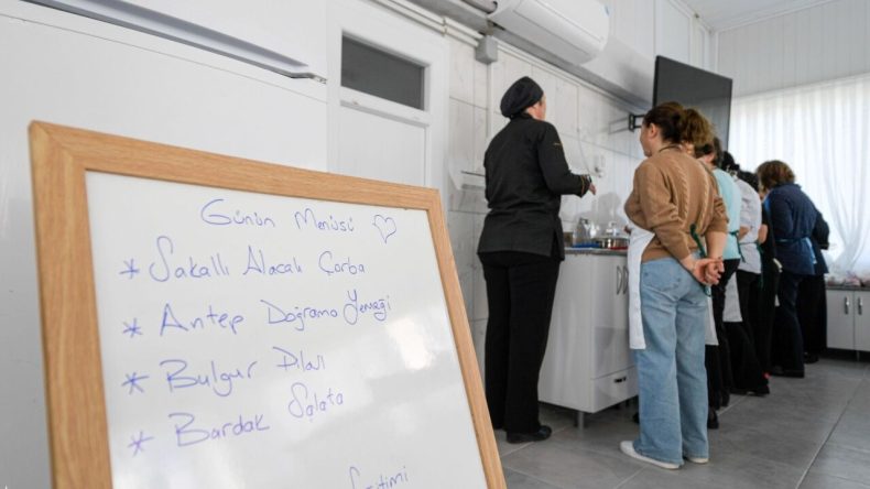 İzmir&rsquo;de sağlıklı sofralar g&uuml;&ccedil;l&uuml; kadınlar: Mahalle Mutfağı a&ccedil;ıldı