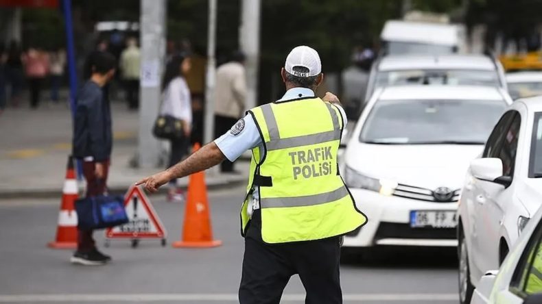 İzmir&rsquo;de Trafik Denetim Sonu&ccedil;ları A&ccedil;ıklandı: Bir Haftada 30 Bin Kişiye Para Cezası!