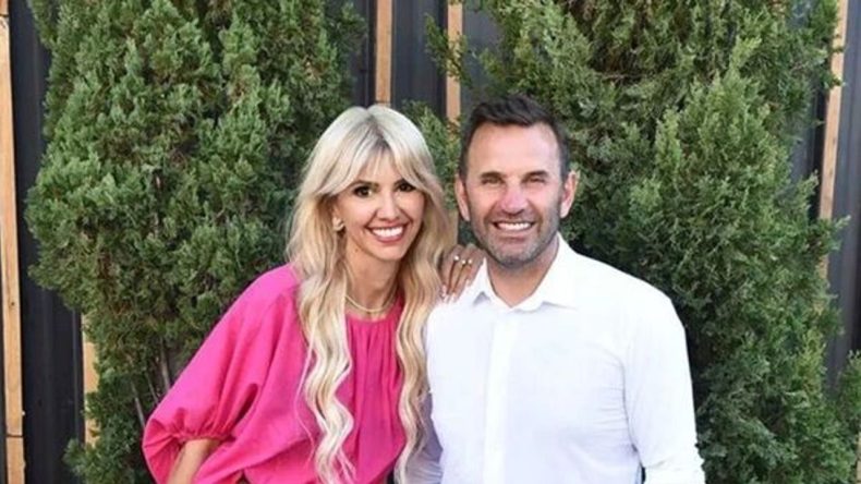 Okan Buruk&rsquo;un eski eşinden tuhaf paylaşım: Dinozora geri d&ouml;nmeye gerek yok