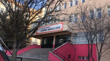 &Ouml;ğretmen eski okulunu bastı: 1 kişi yaralandı