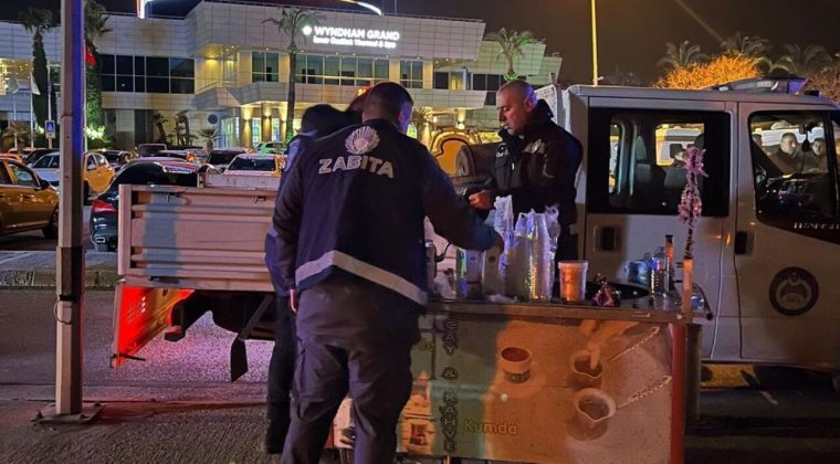 Sahilevleri&rsquo;nden İnciraltı&rsquo;na: İzmir&rsquo;de izinsiz seyyar satışlar toplandı