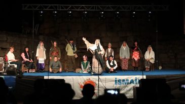 Seferihisar&rsquo;da tiyatro coşkusu: Perde 27 Mart&rsquo;ta a&ccedil;ılıyor!