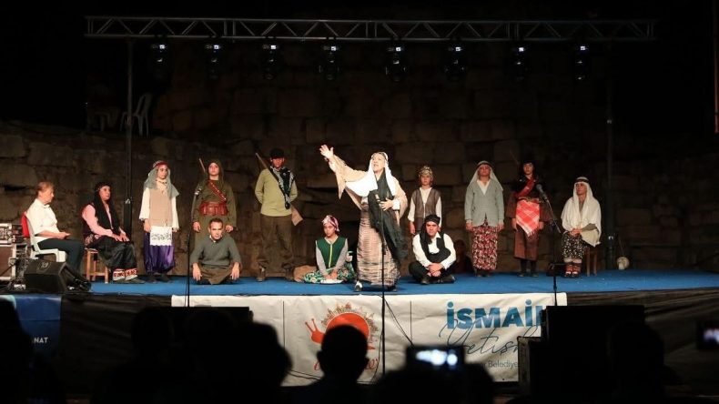 Seferihisar&rsquo;da tiyatro coşkusu: Perde 27 Mart&rsquo;ta a&ccedil;ılıyor!