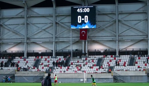 Trib&uuml;nde kardeşlik, kapıda kriz: Eskişehir taraftarı dışarıda kaldı