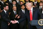 Trump İran saldırılarını anlattı Messi ve Suarez alkışlayıp imzalı top hediye etti