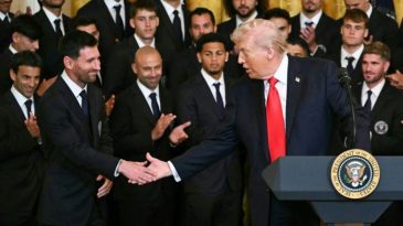 Trump İran saldırılarını anlattı Messi ve Suarez alkışlayıp imzalı top hediye etti