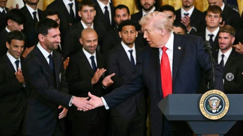 Trump İran saldırılarını anlattı Messi ve Suarez alkışlayıp imzalı top hediye etti