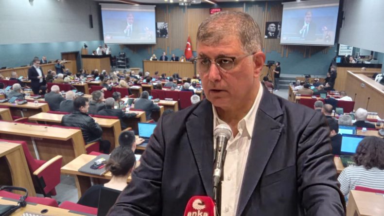 Tugay&rsquo;dan elektrikli otob&uuml;s eleştirilerine yanıt: İzmir&rsquo;i karalamaya y&ouml;nelik kampanya y&uuml;r&uuml;t&uuml;l&uuml;yor