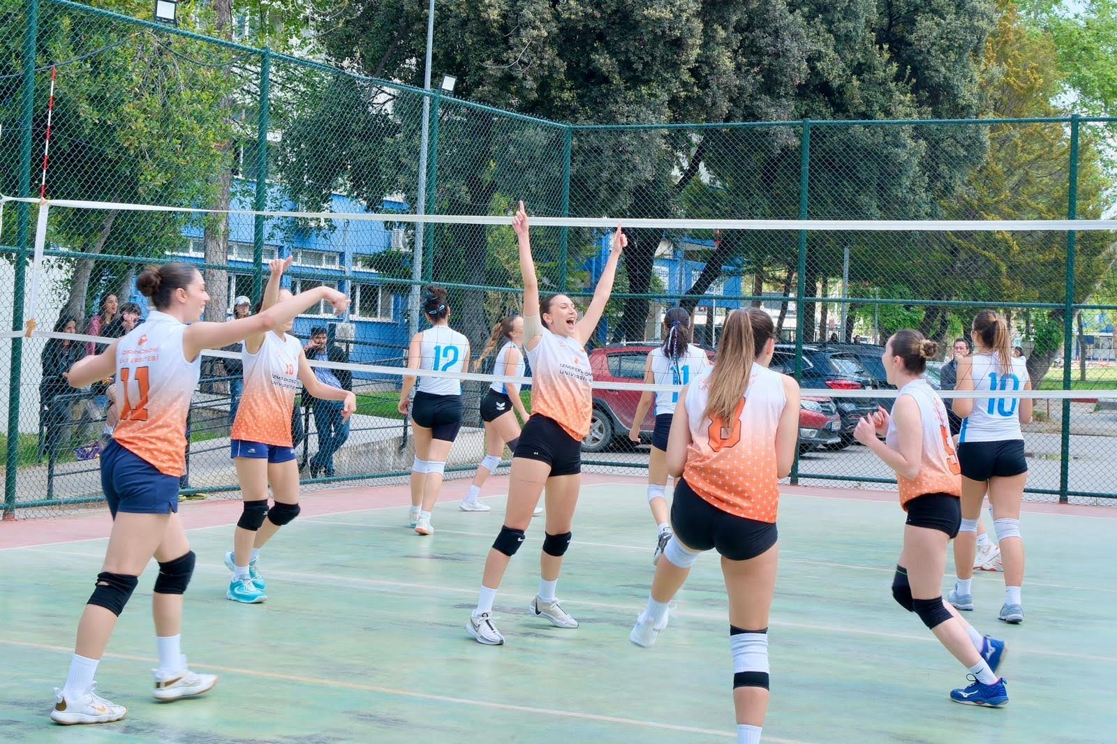 İzmir Ekonomi Üniversitesi Voleybol Takımı