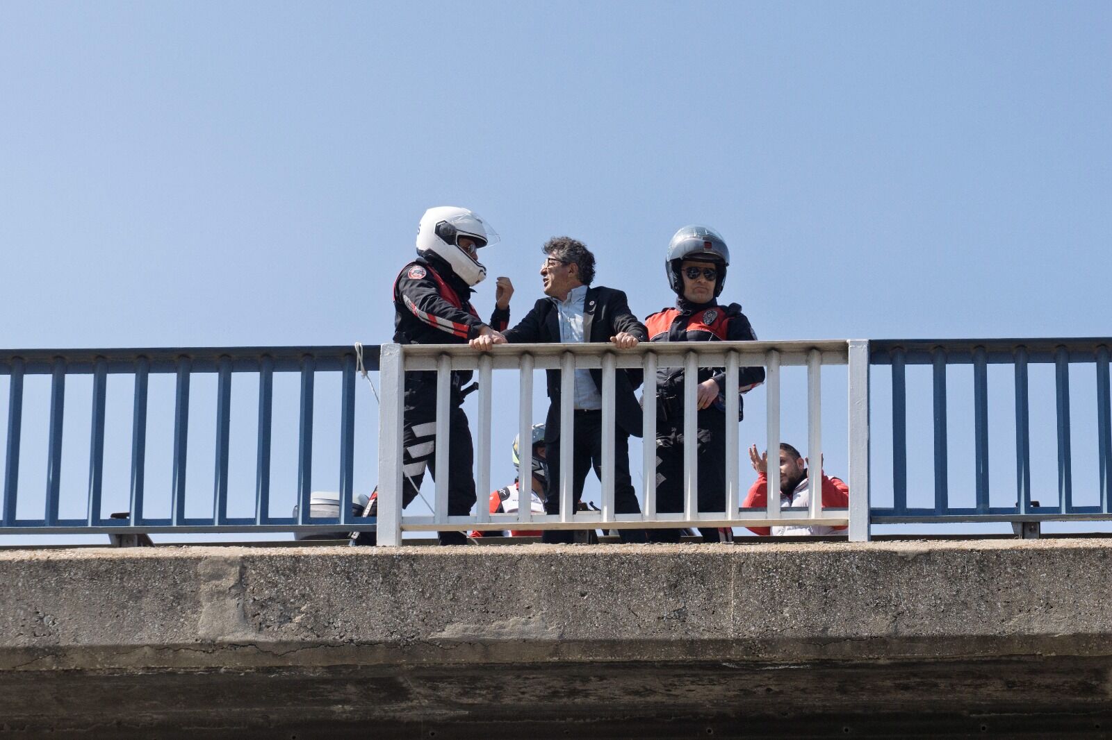 Tahliye sırasında toplanan kalabalık