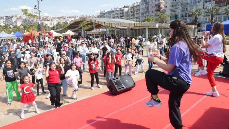 23 Nisan coşkusu Konak&rsquo;tan yayıldı: &Ccedil;ocuk Şenliği&rsquo;ne yoğun ilgi