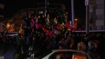 24 yıl sonra gelen sevin&ccedil;: İzmirliler Milli Takımı kutladı