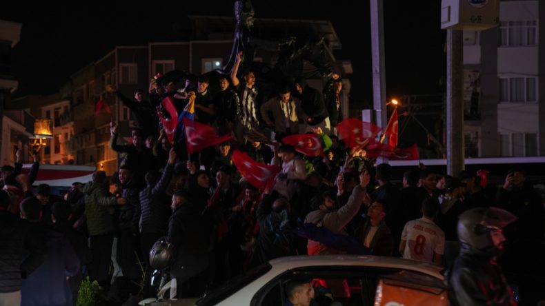 24 yıl sonra gelen sevin&ccedil;: İzmirliler Milli Takımı kutladı