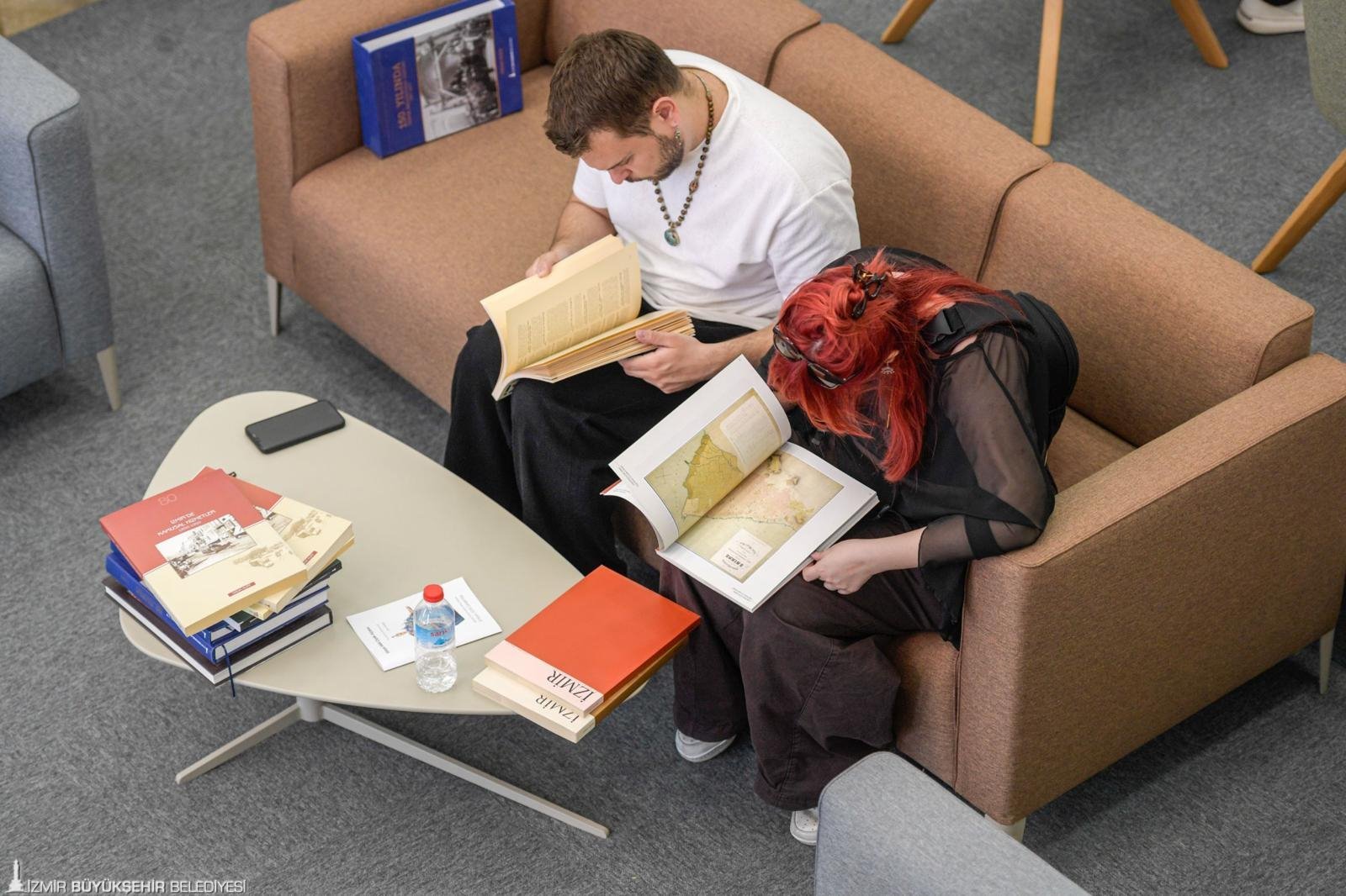 Kütüphane okuma alanı