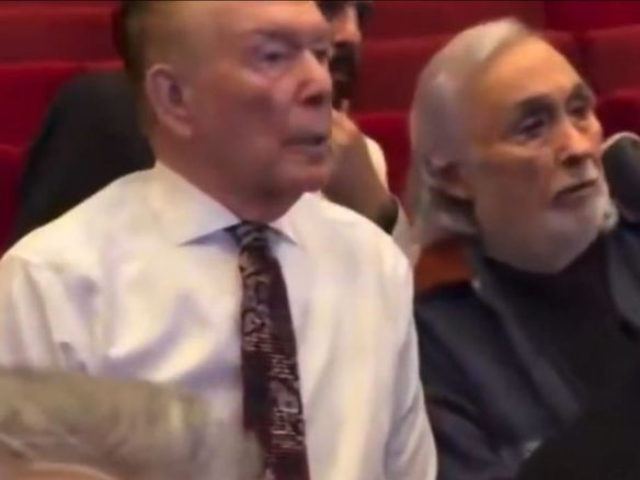 Müjdat Gezen koltuk test ediyor