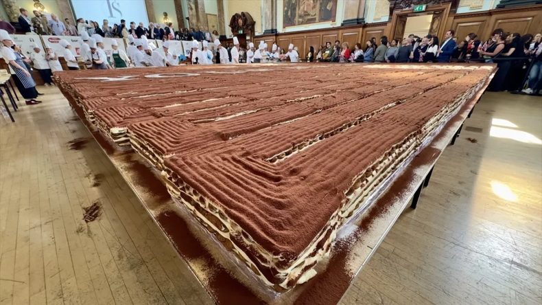 440 Metrelik D&uuml;nyanın En Uzun Tiramisu Rekoru Kırıldı!