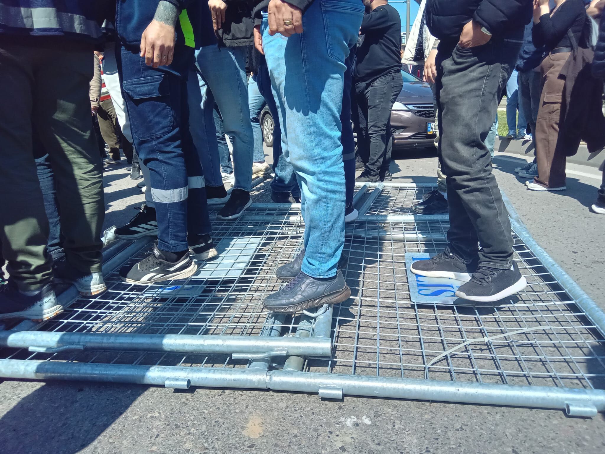 Polis barikatının yıkılması