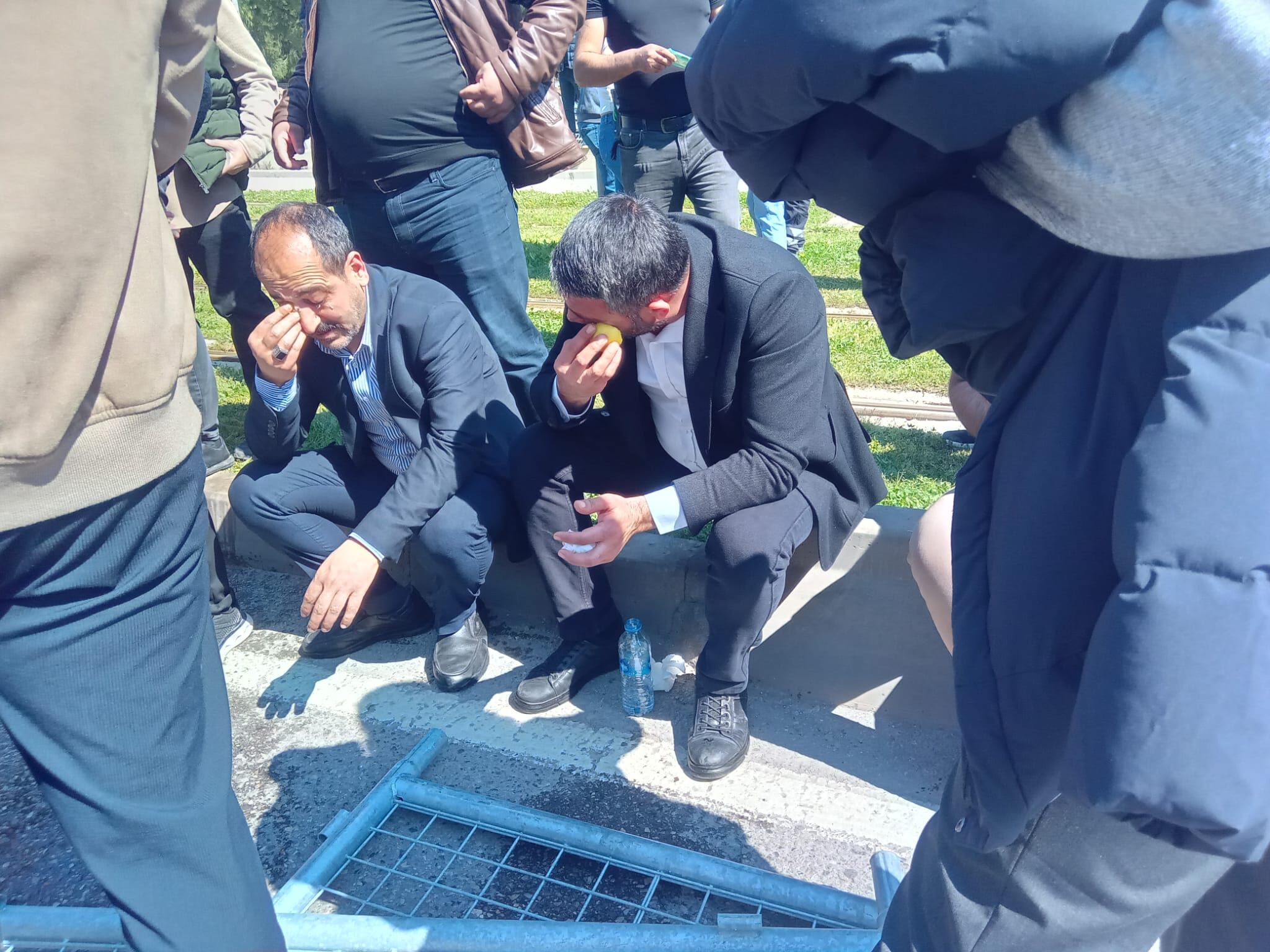 Meslek Fabrikası önünde toplanan CHP'liler