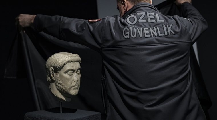 ABD'den iade edilmişti: Smyrna Antik Kenti k&ouml;kenli heykel başı İzmir'de ziyarete a&ccedil;ıldı