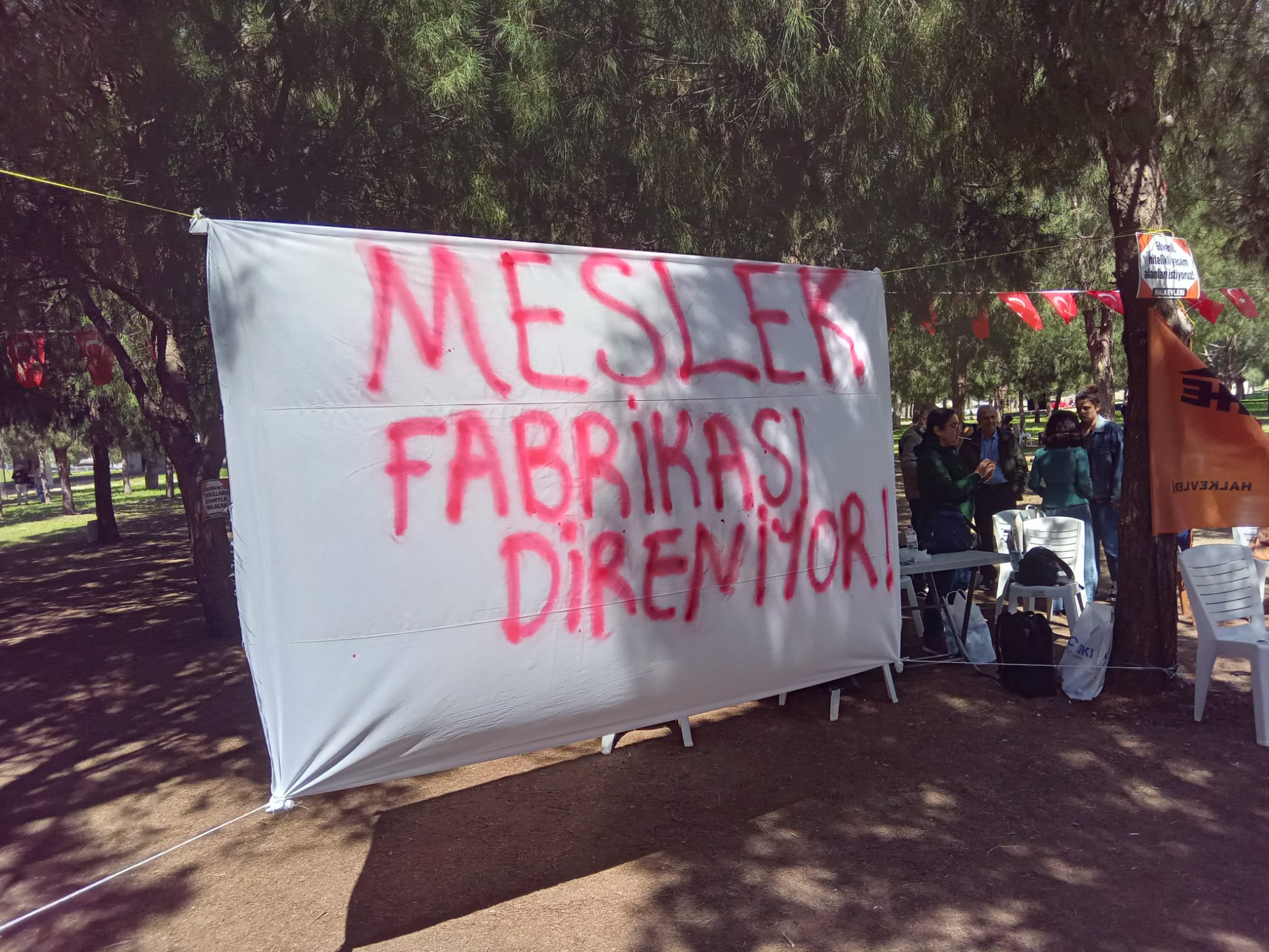 Açık havada eğitim veren öğrenciler