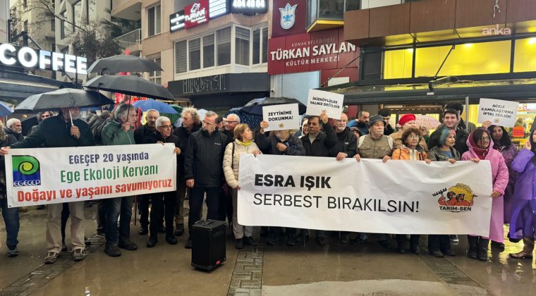Akbelen direniş&ccedil;isi Esra Işık'a İzmir'de sağanak altında destek: Milas bir şirketten b&uuml;y&uuml;kt&uuml;r